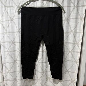 Black Fabletics, Demi Lovato, extra large Capri leggings